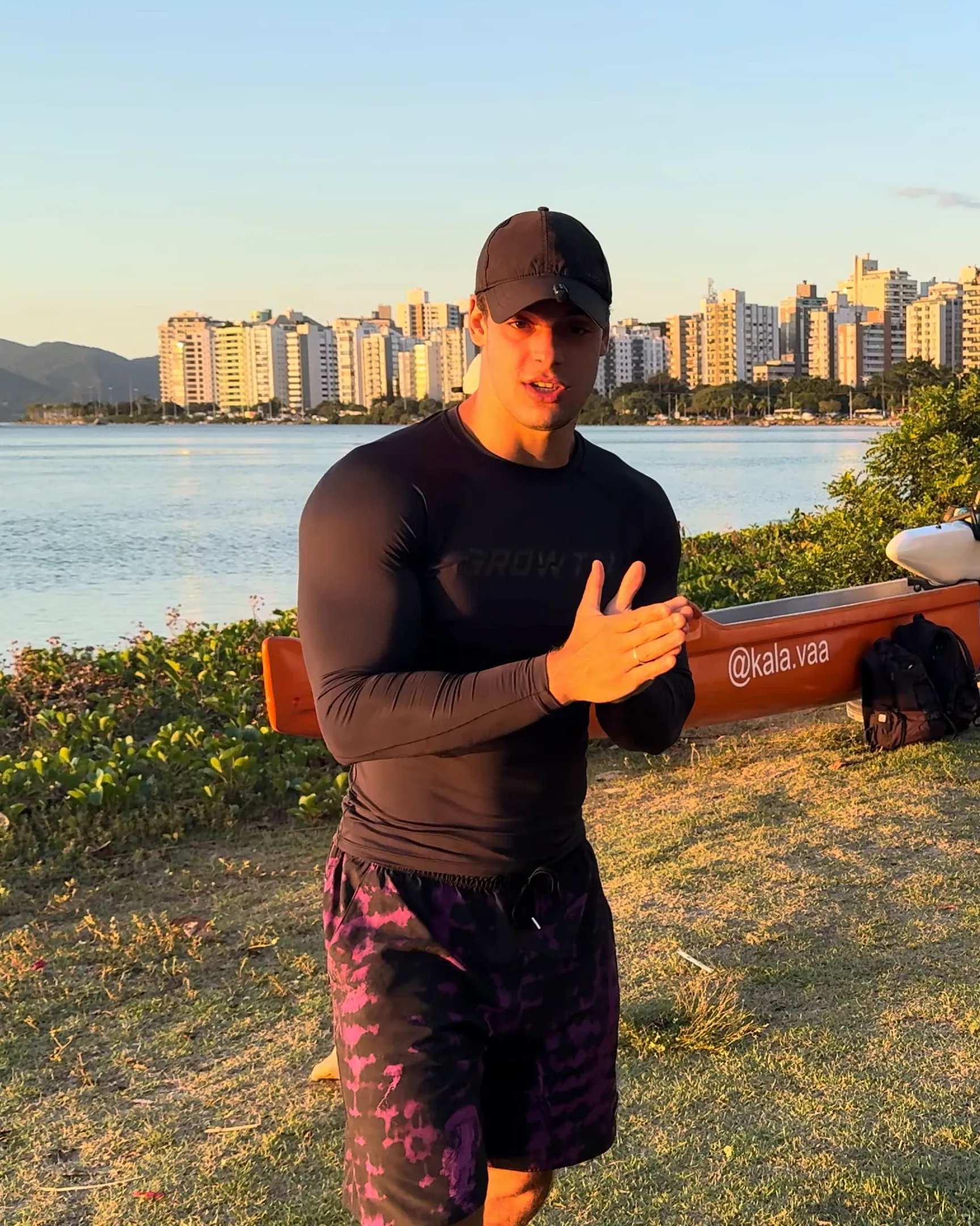 Luca Macedo, de boné e camiseta de manga comprida, na Beira-Mar Norte, em Florianópolis, no fim da tarde