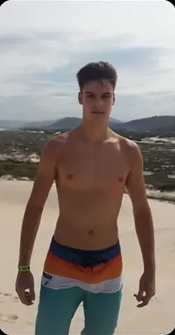 Luca antes da calistenia, muito magro, na praia