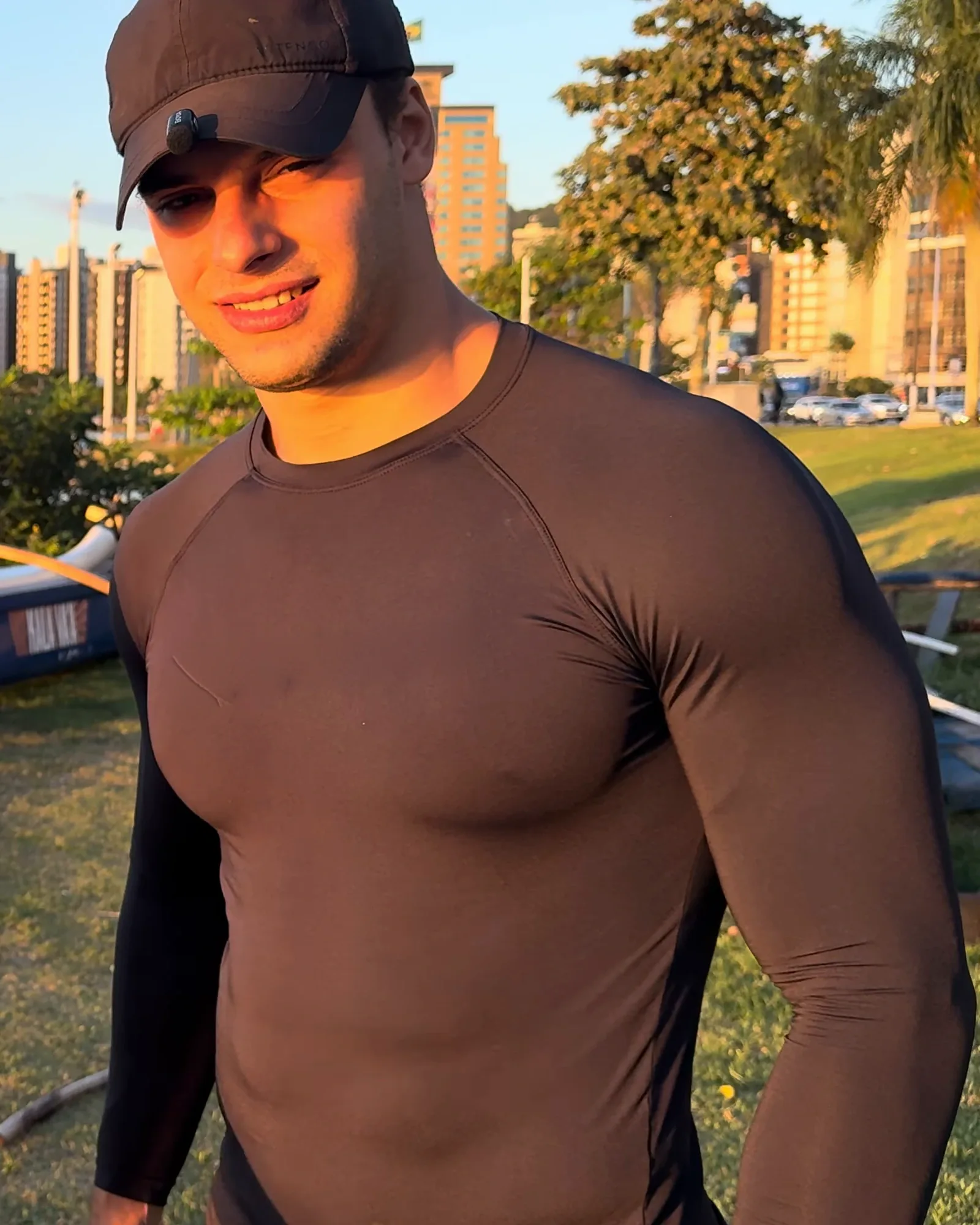 Luca Macedo, que conduz o desafio, sorrindo na Beira-Mar Norte, em Florianópolis